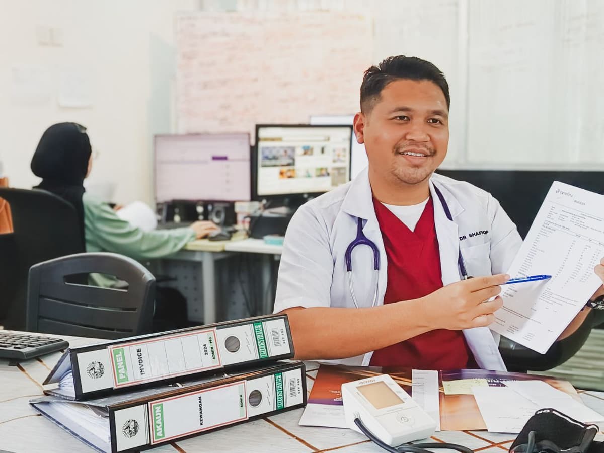 Medical professional at Klinik Stamina, Kapar, Selangor